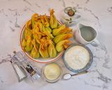 Foto del passaggio 1 della ricetta Schiacciata ai fiori di zucca