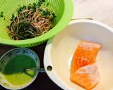Hình bước làm 1 của món Gỏi cá hồi rau mầm củ cải đỏ