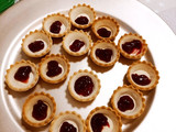 Tarteletas con queso Camembert y confitura de frutos rojos