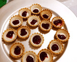 Foto del paso 1 de la receta: Tarteletas con queso Camembert y confitura de frutos rojos