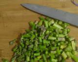 Foto del paso 2 de la receta: Revuelto de espárragos trigueros ajo y perejil