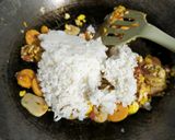 Foto langkah ke 3 dari resep Nasi Goreng Sosis Kornet.