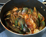 Foto del paso 3 de la receta: Cazuela de mariscos en tomatada