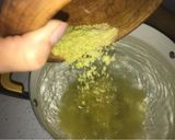 Foto del paso 1 de la receta: Sopa de cubitos con quinoa negra y fideos tostados