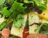 Foto del paso 4 de la receta: Ensalada de rúcula, canónigos, radicchio y lechuga rizada, con salmón ahumado y queso provolone