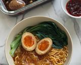 Hình bước làm 3 của món Ramen hành tây caramelized
