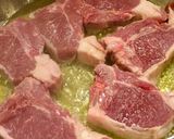 Une image de l'étape 1 de Côtes d'agneau succulentes en gratin.