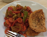 Foto del paso 4 de la receta: Salteado de cebolla, pimientos y zanahoria con salsa de soja