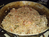 Arroz frito de carne y salchicha