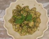 A picture of step 1 of Hara bhra creamy chicken.