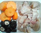 Hình bước làm 1 của món Gà om nấm hương
