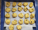 Foto del paso 4 de la receta: Galletitas de garbanzo y mijo con chocolate y pasas