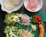 A picture of step 2 of Thai style Stir-fried rice noodles with chicken and sausages.