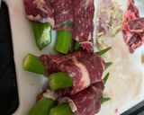 Hình bước làm 2 của món Thịt bò cuộn đậu bắp