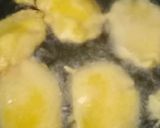 A picture of step 3 of Aalu pakoda.