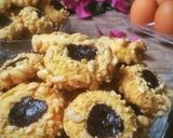Foto langkah ke 7 dari resep Peanut Choco Thumbprint Cookies.