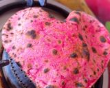 बीटरुट हार्ट शेप पिंक फुल्का (Beetroot heart shape pink fulka recipe in Hindi) रेसिपी चरण 7 फोटो