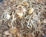 Foto del paso 3 de la receta: Garbanzos de gulas, lubina y gambas con espinacas chips