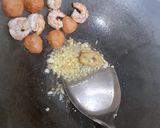 Foto langkah ke 2 dari resep Mie Goreng Udang Bakso Homemade ala Jesslyn Orlane 🍜🔥.