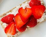 Hình bước làm 2 của món 💚 Cracker Phô Mai Ricotta & Dâu Tây (Vegetarian)