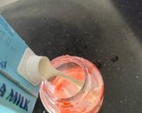 Foto langkah ke 7 dari resep Korean Strawberry Milk ala Mama Asi / yLoVeA.