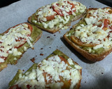 Foto del paso 3 de la receta: Tosta de aguacate, tomate y queso de cabra🥖🧀🥑🍅