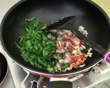 Foto langkah ke 2 dari resep Telur goreng isi sawi.
