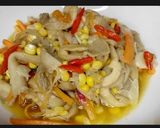 Foto langkah ke 5 dari resep Tumis jamur tiram wortel dan jagung.