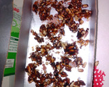 Foto del paso 2 de la receta: Chocolate negro con pipas a la miel y sal