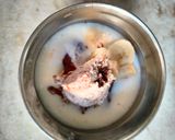 A picture of step 2 of Banana nutella shake.