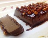 Foto del passaggio 5 della ricetta Torta senza farina, al cacao, amaretto e rum, con caramello al cioccolato e nocciole