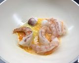 Foto del passaggio 1 della ricetta Insalata di gamberoni, finocchi e pompelmo rosa