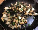 Une image de l'étape 9 de Fricassée de champignons de Paris à l'ail et persil.
