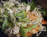 Foto langkah ke 3 dari resep Brocolli, tauge with ebi byTia.