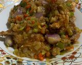 Foto langkah ke 6 dari resep Sayap Ayam Goreng Oseng Bawang ala Chef Devina.