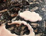 Foto del paso 11 de la receta: 🎂Bizcochuelo con pasta de cobertura (fondant) y tips☁️🌈💜🤍