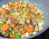 Foto del paso 3 de la receta: Casi cachopo en salsa de vino con champiñones
