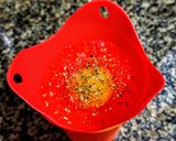 Foto del paso 1 de la receta: HUEVO🥚POCHÉ En Contenedor de Silicona...!🙃