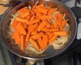 Une image de l'étape 4 de Carottes glacées et caramélisées aux câpres italiennes et oignon de roscoff.