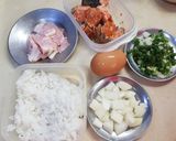 รูปขั้นตอนการทำที่ 1 ของ ข้าวผัดปลาแซลมอนและเบคอน