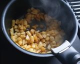 Une image de l'étape 4 de Feuilletés aux pommes caramélisées et chantilly.