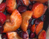 Foto del paso 2 de la receta: Ensalada agridulce de tomate “adora” y frutos rojos con skyrella y atún