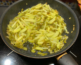 Foto del paso 4 de la receta: Salmón con patatas fritas y pimientos fritos