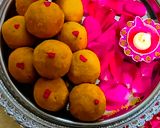 A picture of step 8 of Panjiri Laddu recipe from flour and gram flour.