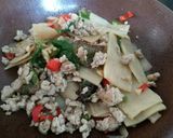 รูปขั้นตอนการทำที่ 4 ของ หน่อไม้ดองผัดหมูสับใบยี่หร่า