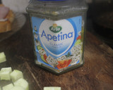 Foto del paso 5 de la receta: Ensalada de daditos de pepino y queso, con anchoas