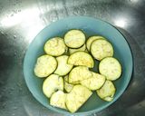 A picture of step 1 of Baingan kay pakoray.
