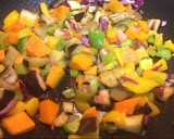Foto del paso 4 de la receta: Tallarín de arroz con Soja y pisto de calabaza, berenjena y espinaca