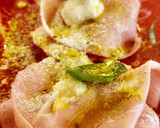 Foto del paso 2 de la receta: Aperitivo de Mortadella de Bologna con tres tipos de queso