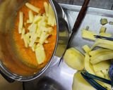 Foto del paso 4 de la receta: Rollitos de salchicha con guarnición de papitas con romero